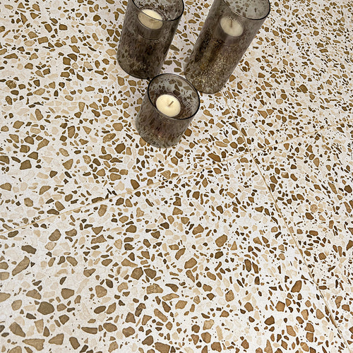 Terrazzo look fliser i beige nuancer